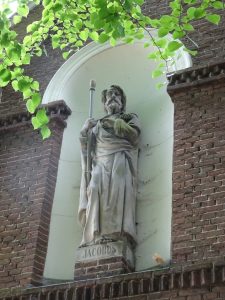 Een beeld van Jacobus, die moet een echte pelgrim natuurlijk op de foto zetten. bij kerk in Haarlemmerliede.