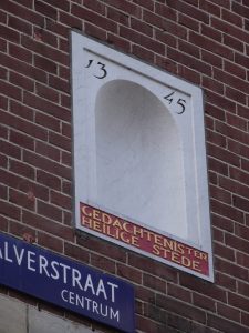 een gedenkplaat van het mirakel van Amsterdam