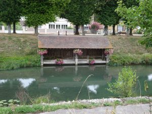 Mery-sur-Seine kanaal naar Troyes, bloemen bij een overdekte vissteiger