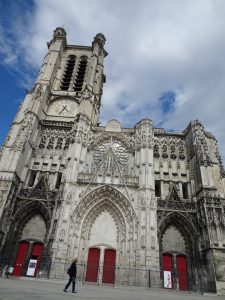 Mery-sur-Seine naar Troyes, troyes kerk buiten