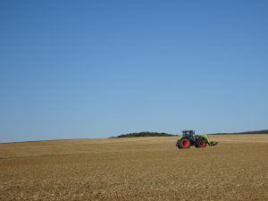 Sommeval naar Flogny-la-chapelle tractor boeren akkers