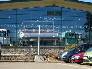 Chablis naar Accolay Wijn makerij of bottelarij met tankwagen