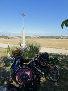 Chablis naar Accolay  pauze, wegkruis rolstoel