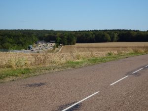 Chablis naar Accolay onderweg, bos en akkers