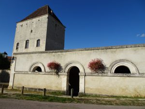 Chablis naar Accolay water huisje bron voor kerk