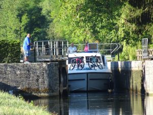 Accolay naar Châtel Censoir kanaal, sluis boot