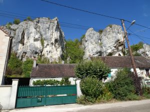 Accolay naar Châtel Censoir rots berg 1