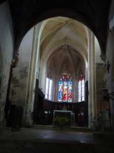 kerk  frankrijk Flavigny binnen