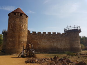 guedelon, kasteel in aanbouw torens en looprad hijskraan