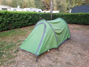 groen tentje op camping met heggetjes