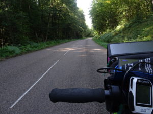 weg door bos rolstoel onderweg naar marigny