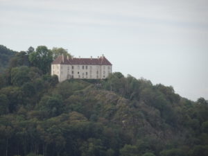 huis kasteel boven op berg larochemillau naar Issy l’Éveque