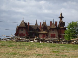 huis met vreemd dak Issy l’Éveque