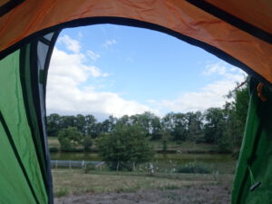 camping uitzicht vanuit tent Issy l’Éveque