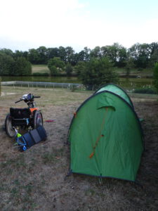 tent rolstoel zonnepaneel Issy l’Éveque