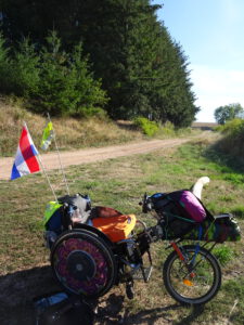 Rolstoel van rolstoelpelgrim bij rust boven op de berg, 2019