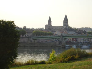 tournus, uitzicht op kathedraal met brug