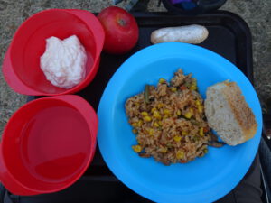 taize rijstmaaltijd, blauw bord, rood drinkschaaltje