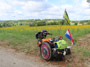 Rolstoelmet vlaggetje mooie achtergrond