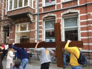 wereld jongerendag kruis in Den Bosch, wandelend langs Jan de Groot (van de Bosche bol!)
